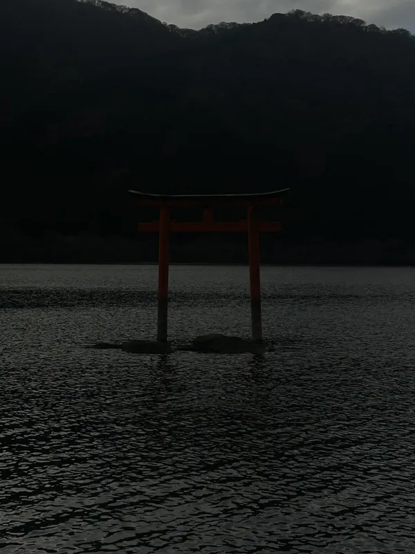 湖の鳥居