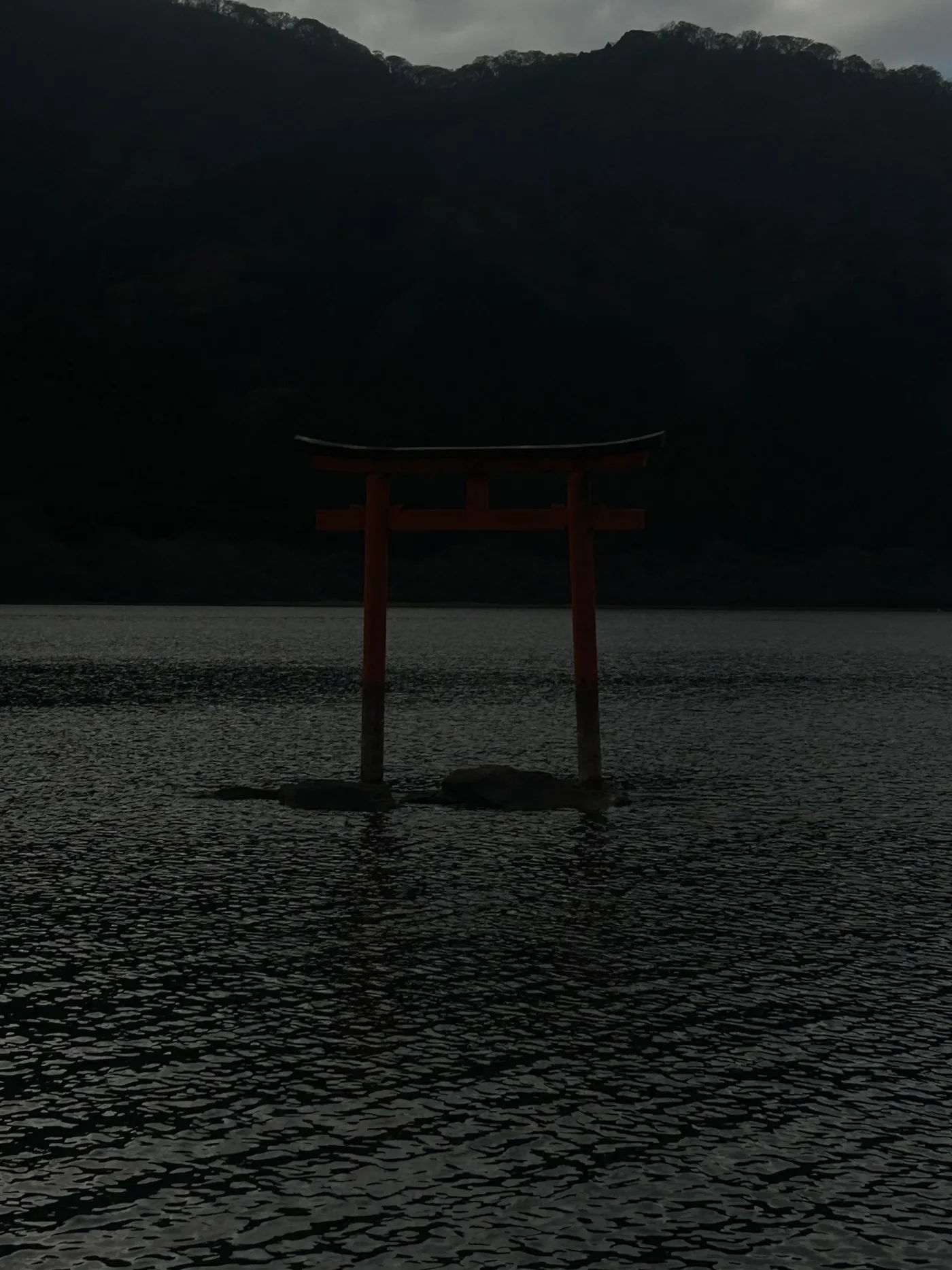 湖の鳥居