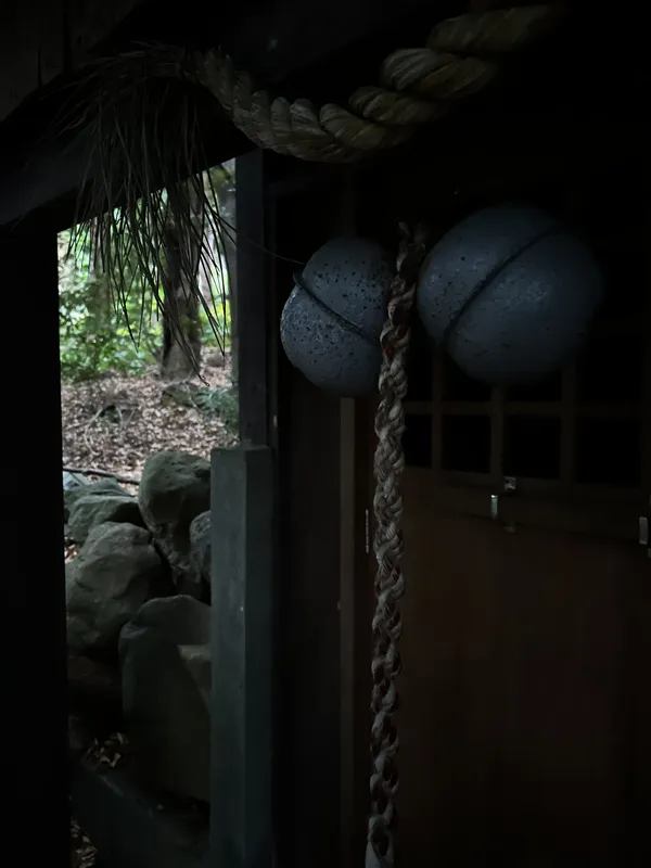 鈴の下がる扉
