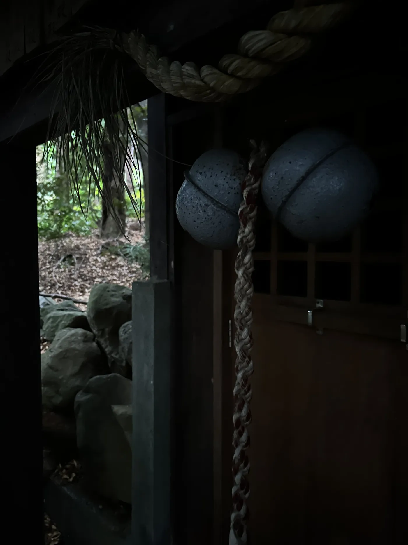 鈴の下がる扉