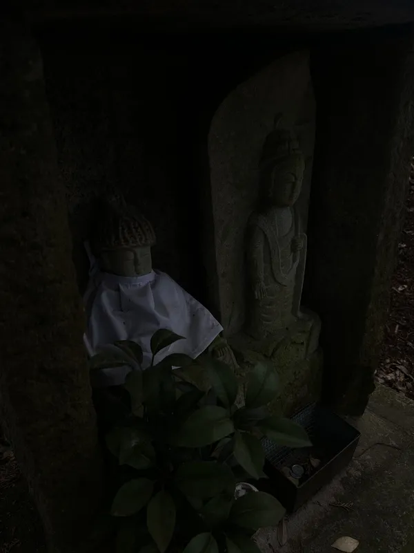 前掛けの石仏