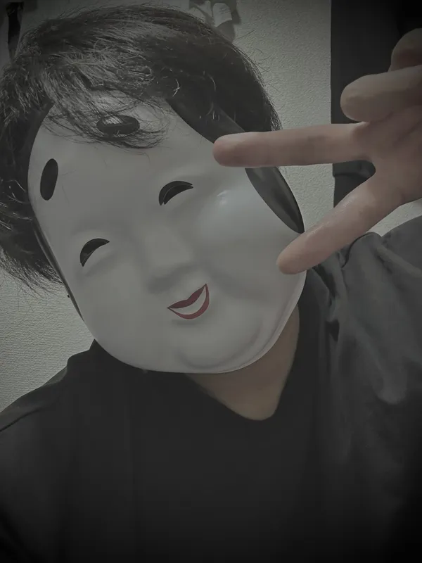 面をかぶった誰か