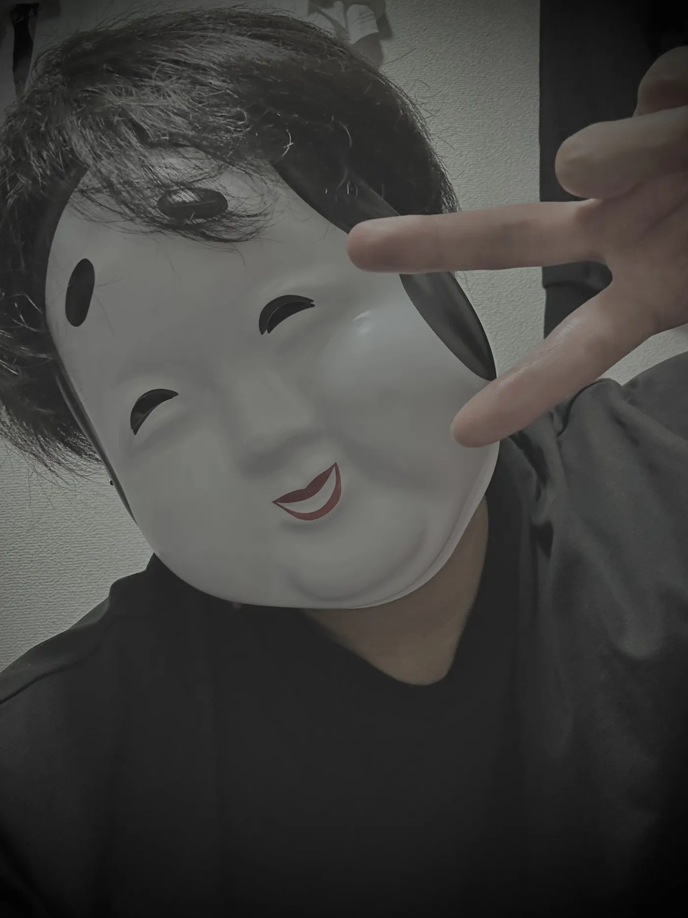 面をかぶった誰か