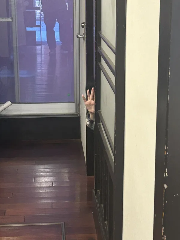 扉のすきまから